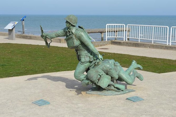 Private guided American D-Day Tour from Bayeux - Pointe du Hoc, cliffs and bomb craters