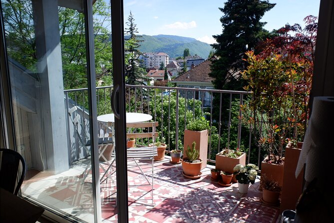 Private Market Tour and Cooking Class in Annecy with a Local - Watching a three-course lunch take shape