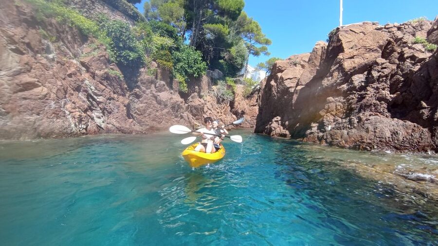 Rando Kayak Agay Guided Visit - Getting ready for the water