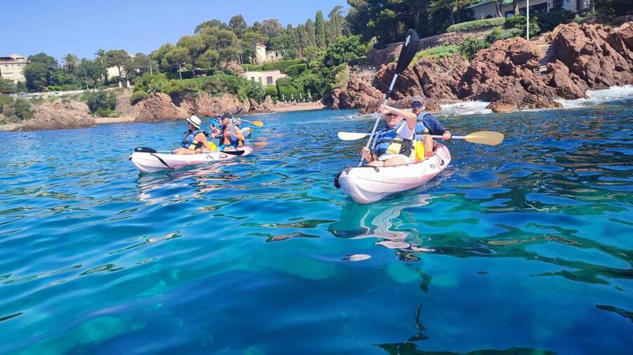 Rando Kayak Agay Guided Visit - Paddling toward the Esterel creeks
