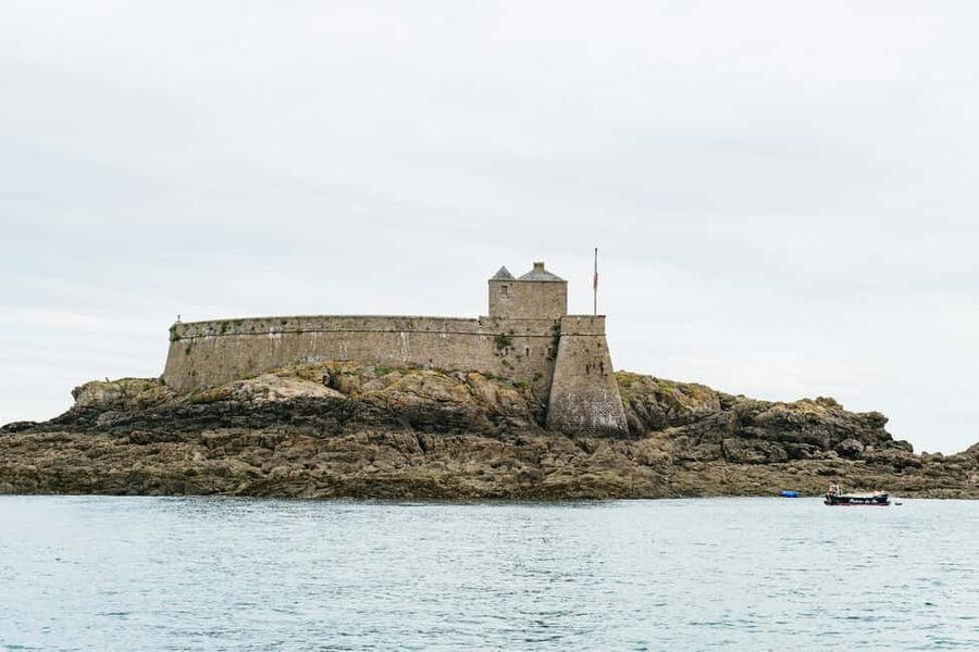 Saint-Malo: Guided Boat Tour with Local Captain - The one-hour route: a compact coastal introduction