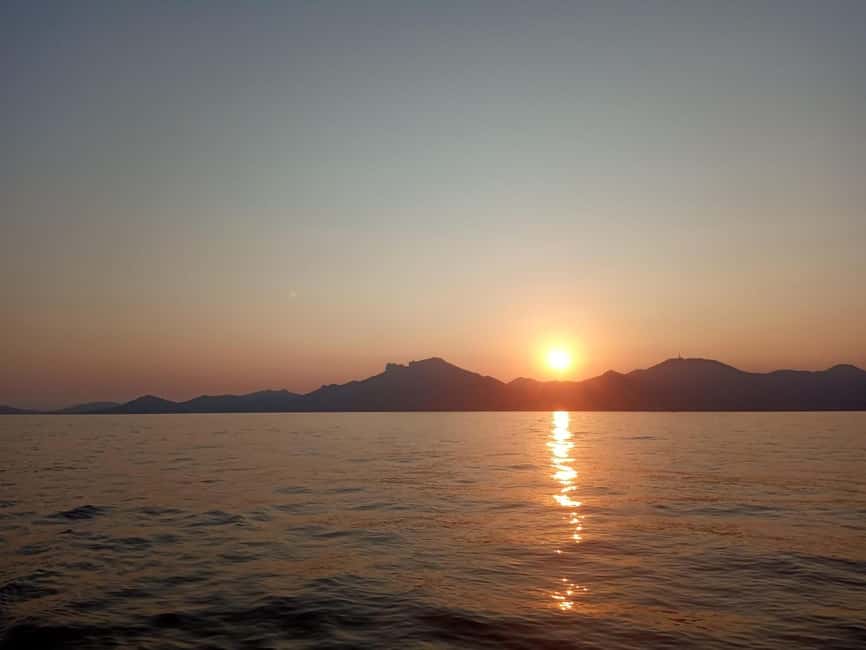Saint Tropez: Evening Catamaran Party with Welcome Drink - From calm cruise to DJ party