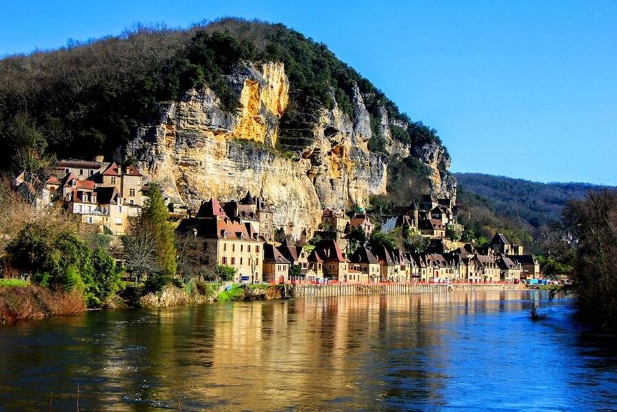 Sarlat: Private Tour to the Dordogne Valley - La Roque-Gageac, where the village meets the cliff