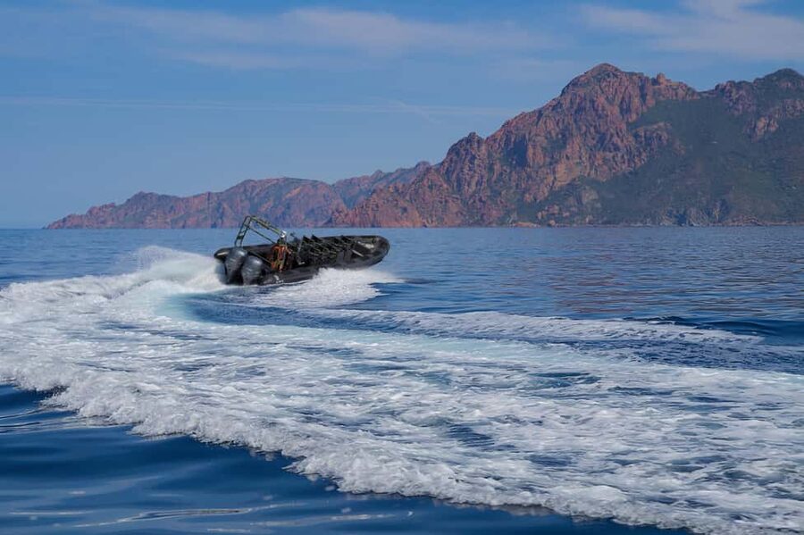Scandola: Visit the Nature Reserve from Porto (France) - Piana coves: the first great wall of rock
