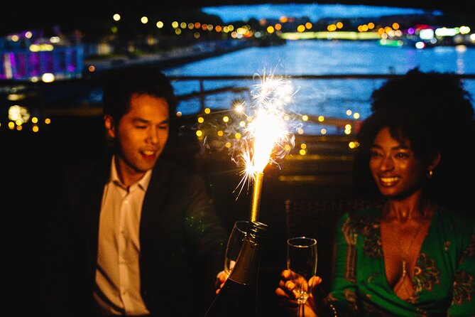 Seine River Dinner Cruise with Live Singer by VIP Yacht de Paris - Choosing the right drink option