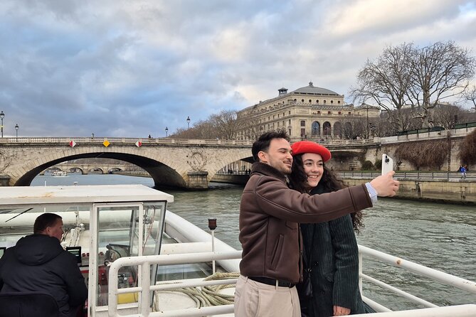 Seine River Sightseeing Guided Cruise by Vedettes du Pont Neuf - What the One-Hour Route Shows You