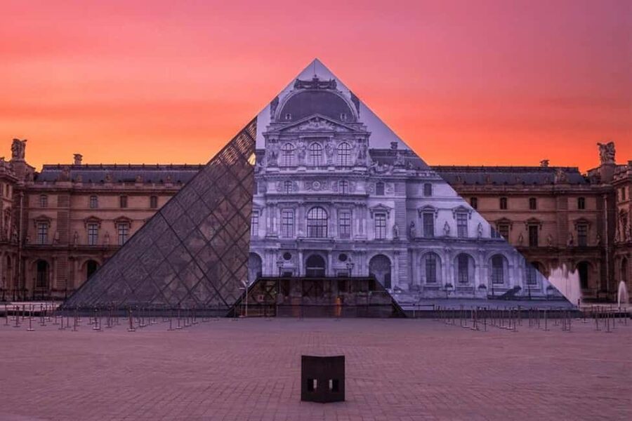 Skip-the-Line Louvre Museum Tour with Artist - Reserved entry and the Louvre Pyramid