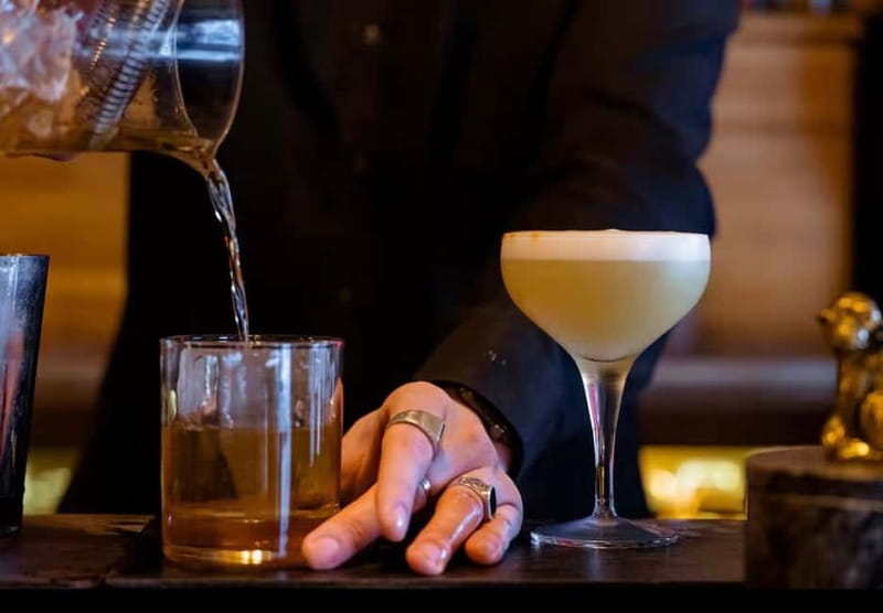 Solo travelers Meetup:A cultural stroll,Drinks & socializing - Meeting at République and getting comfortable