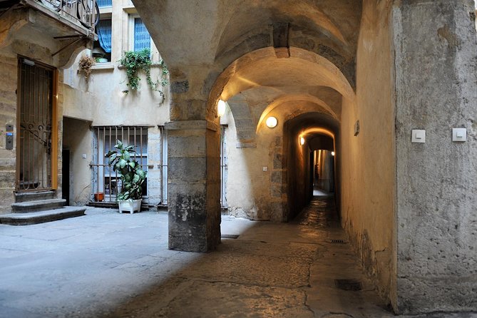 Storytelling tour of Old Lyon - Group size, meeting point, and practical planning