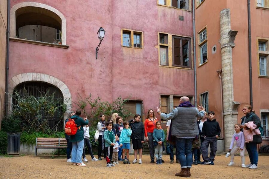 Storytelling tour of the Vieux-Lyon for children in French - Lisette’s story gives Vieux-Lyon a human face