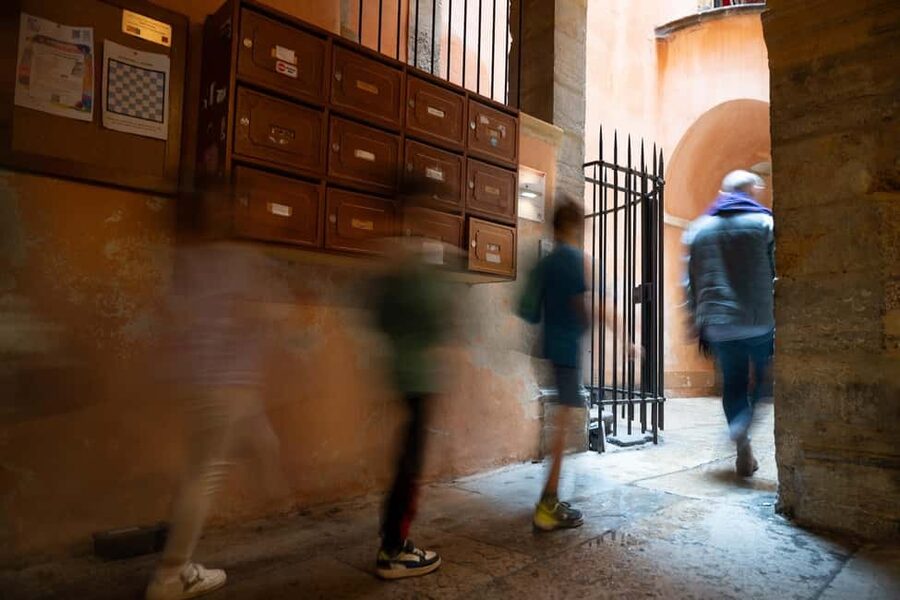 Storytelling tour of the Vieux-Lyon for children in French - Walking the Renaissance streets of Vieux-Lyon