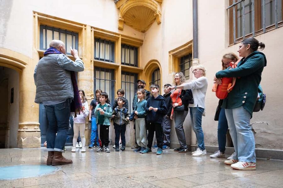 Storytelling tour of the Vieux-Lyon for children in French - Entering Lyon’s famous traboules