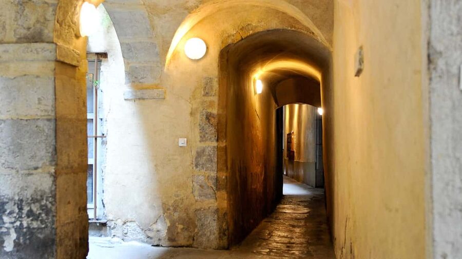 Storytelling tour of the Vieux-Lyon for children in French - What families should expect on the day