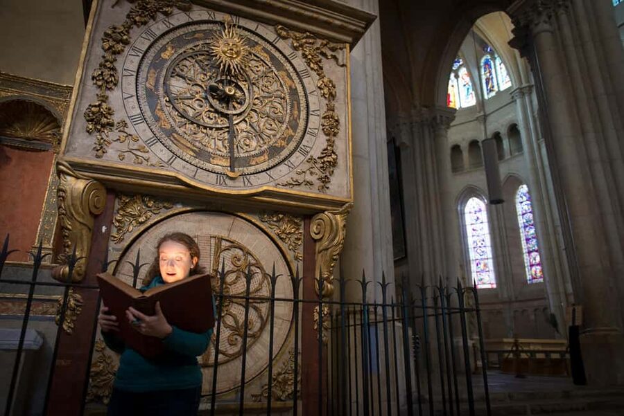 Storytelling tour of the Vieux-Lyon for children in French - Starting at Place Saint-Jean