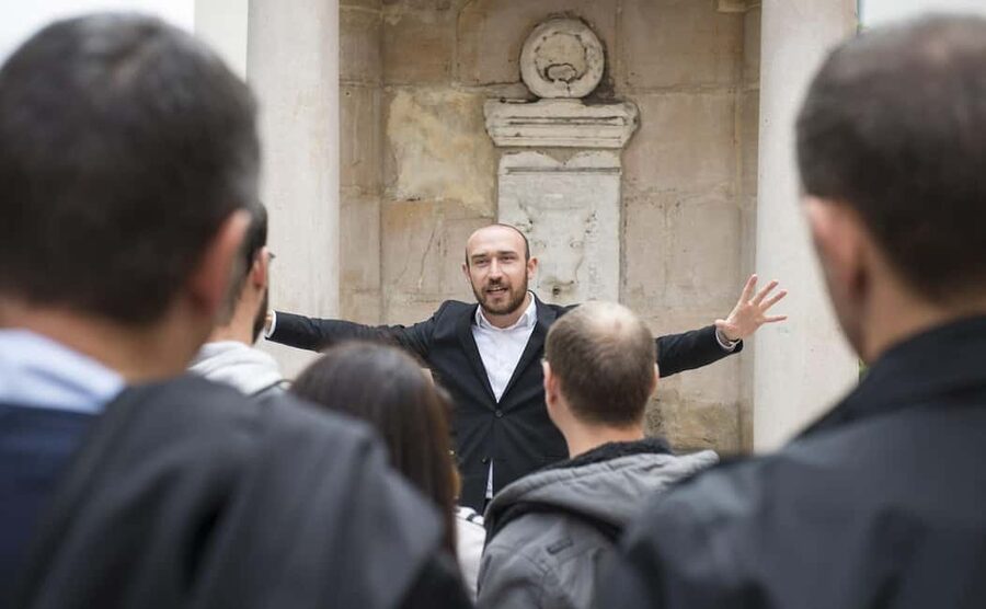 Storytelling tour of the Vieux-Lyon in French - Catherine’s printing press opens the story