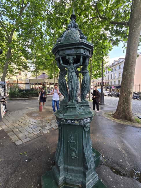 The historic district of Montmartre - Twenty minutes for guided walking and free time