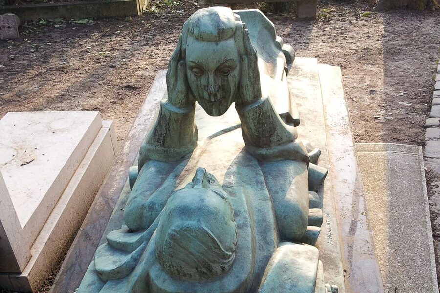 The Père Lachaise Cemetery: Guided 2-Hour Small-Group Tour - The opening story: from 1804 to Père Lachaise
