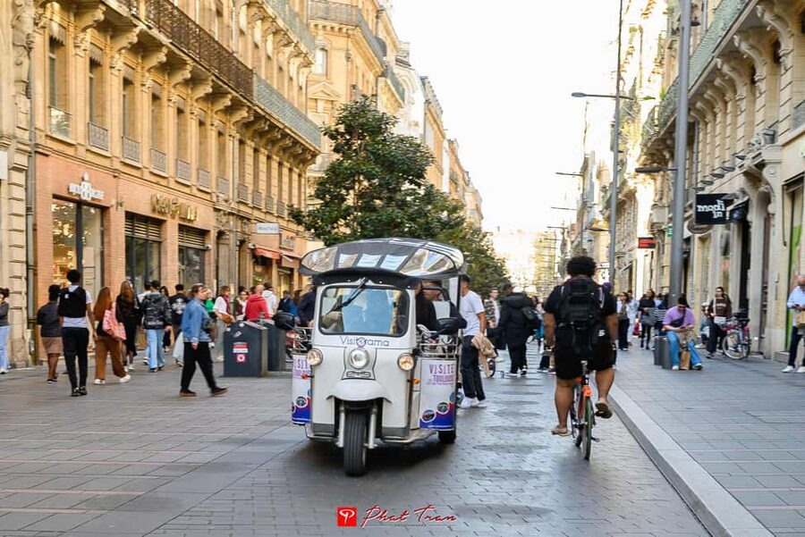 Toulouse: Electric Tuk-Tuk Tour with Photo Stops and Audio - Key things to know before you book