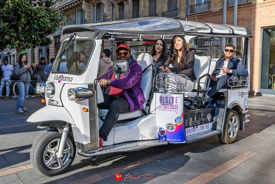 Toulouse: Electric Tuk-Tuk Tour with Photo Stops and Audio - Saint-Sernin, the Jacobins, and the old center