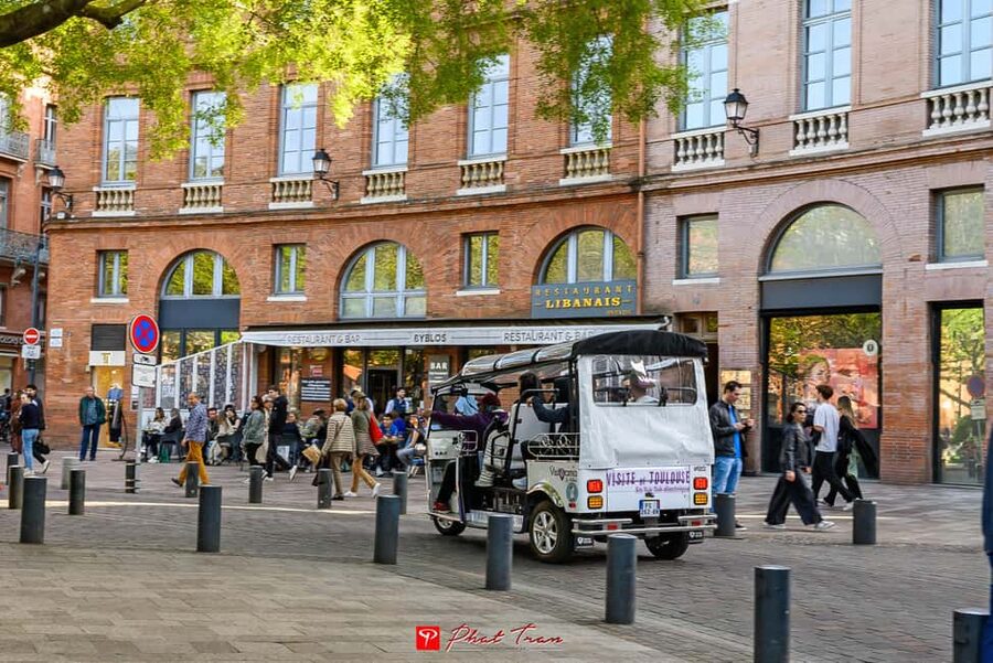 Toulouse: Electric Tuk-Tuk Tour with Photo Stops and Audio - Comfort, weather, and accessibility