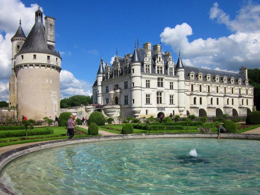Tours/Amboise: Chambord, Chenonceau Day Trip & Wine Tasting - Lunch in Amboise, with time to choose your own meal