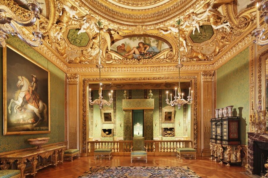 Vaux le Vicomte Chateau Entry Ticket and Chateaubus Transfer - Entering the château with the 3D sound guide