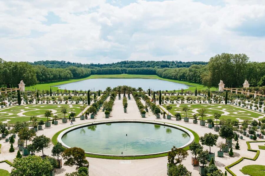Versailles: Palace, Gardens & Marie Antoinette’s Estate Tour - The guide can make or break the day