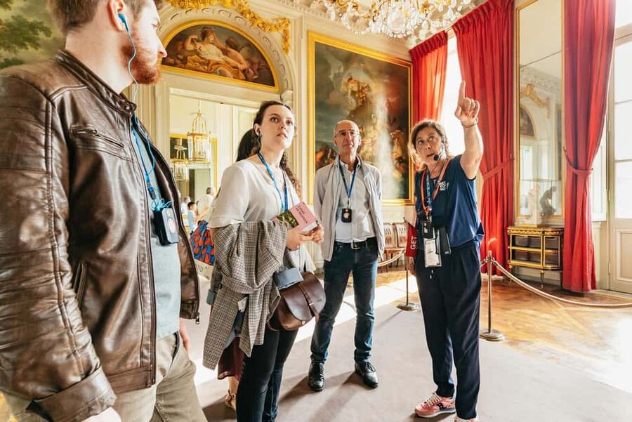Versailles: Palace, Gardens & Marie Antoinette’s Estate Tour - Meeting your guide near Versailles Château Rive Gauche