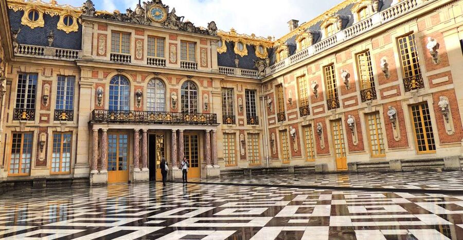 Versailles: Skip-the-Line Guided Palace Tour and Full Access - Meeting Louis XIV before entering the palace