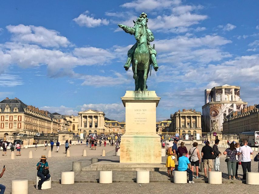 Versailles: Skip-the-Line Guided Palace Tour and Full Access - Entering Versailles through the separate group entrance