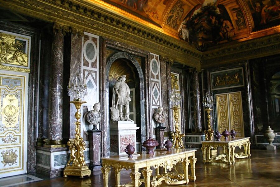 Versailles: Skip-the-Line Guided Tour of Palace with Gardens - What the guide adds to Versailles