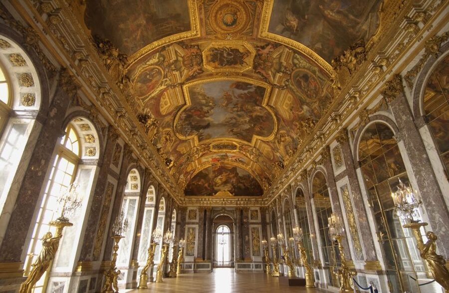 Versailles: Skip-the-Line Guided Tour of Palace with Gardens - Entering the palace with a pre-booked ticket