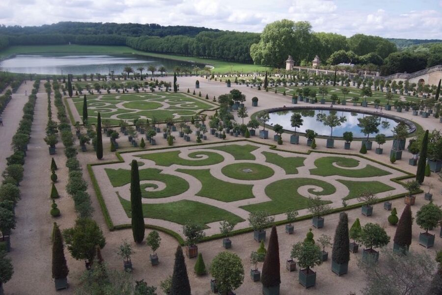 Versailles: Skip-the-Line Versailles Palace and Gardens Tour - Meeting Louis XIV before the palace gates