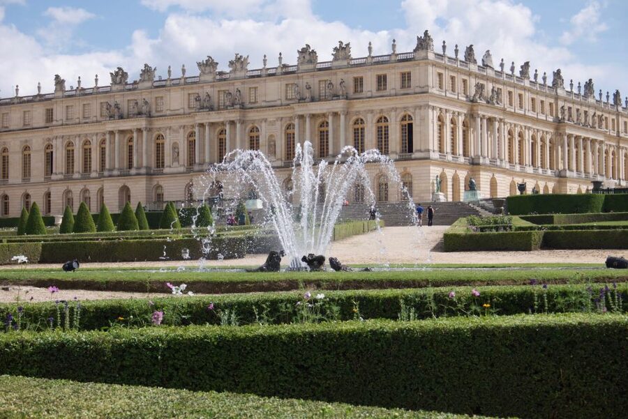 Versailles: Skip-the-Line Versailles Palace and Gardens Tour - The gardens, fountains, and outdoor time