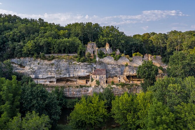 Visit of the Troglodytic Village of Madeleine - Walking through the medieval village